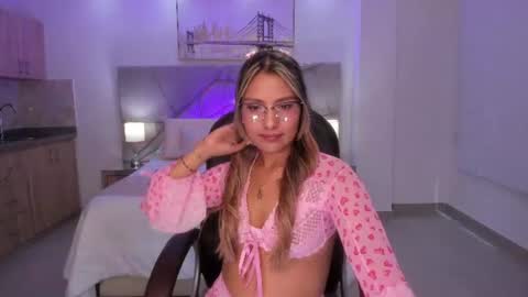 Snapshot of asura_love chatting on June 19, 6:01 pm asura_love online show from June 19, 6:01 pm