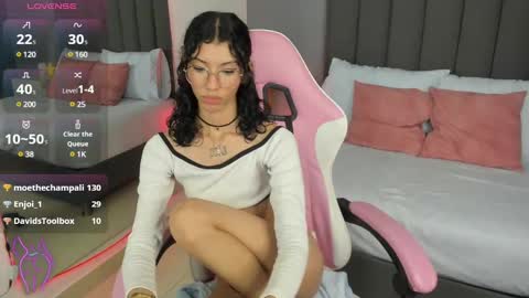 Snapshot of atenea_jones_ chatting on December 6, 3:22 pm Atenea online show from December 6, 3:22 pm