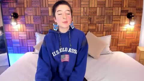 Snapshot of atheena__ chatting on April 22, 1:23 pm Athenea online show from April 22, 1:23 pm