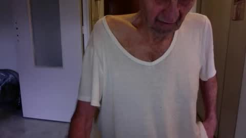 Snapshot of auguste688483 chatting on February 14, 9:17 am auguste688483 online show from February 14, 9:17 am