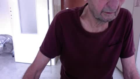 Snapshot of auguste688483 chatting on March 4, 9:04 am auguste688483 online show from March 4, 9:04 am