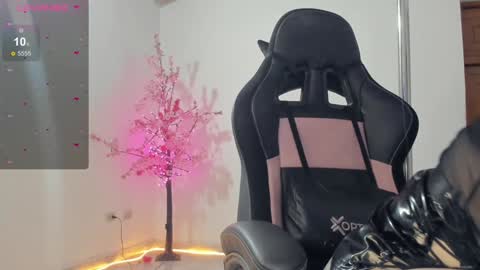 aura online show from January 8, 7:45 am