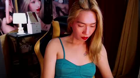 Snapshot of aurakharisma_xx chatting on December 2, 9:02 am Miss awra online show from December 2, 9:02 am