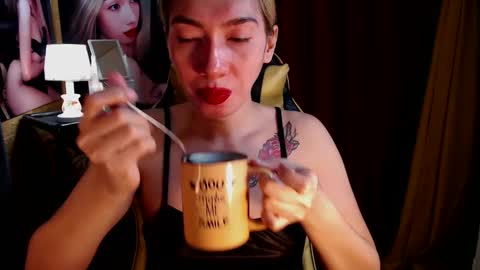 Snapshot of aurakharisma_xx chatting on December 5, 4:31 am Miss awra online show from December 5, 4:31 am