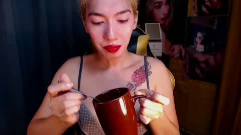 Snapshot of aurakharisma_xx chatting on January 21, 4:43 am Miss awra online show from January 21, 4:43 am