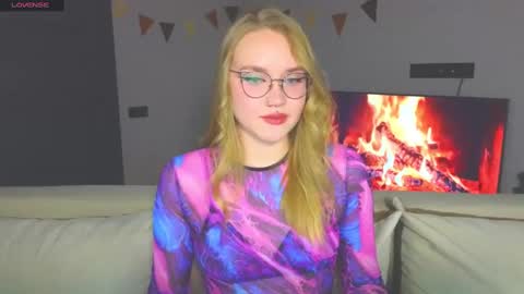 Snapshot of aurora_golden chatting on December 2, 4:31 pm Kate online show from December 2, 4:31 pm