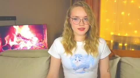 Snapshot of aurora_golden chatting on December 12, 7:48 pm Kate online show from December 12, 7:48 pm
