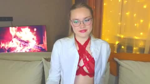 Snapshot of aurora_golden chatting on December 14, 4:42 pm Kate online show from December 14, 4:42 pm