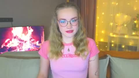 Snapshot of aurora_golden chatting on December 24, 3:37 pm Kate online show from December 24, 3:37 pm