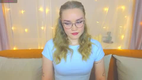 Snapshot of aurora_golden chatting on February 25, 3:49 pm Kate online show from February 25, 3:49 pm