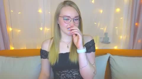 Snapshot of aurora_golden chatting on March 12, 5:17 pm Kate online show from March 12, 5:17 pm