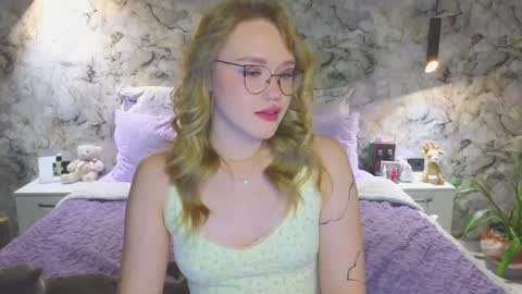 Snapshot of aurora_golden chatting on October 18, 5:25 pm Kate online show from October 18, 5:25 pm