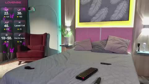 Snapshot of aurora_radiance chatting on February 18, 11:22 am Serena online show from February 18, 11:22 am