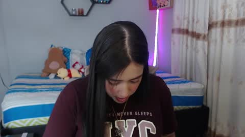 Snapshot of aurora_shy_ chatting on December 18, 1:05 am Aurora online show from December 18, 1:05 am