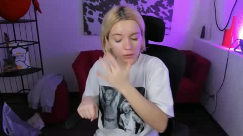 aurorawrenfield online show from November 25, 4:34 am