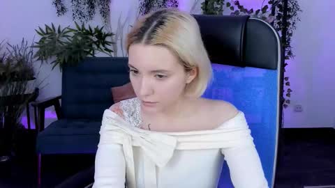 aurorawrenfield online show from December 5, 5:49 am