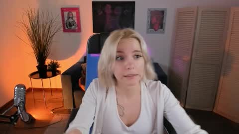 aurorawrenfield online show from December 15, 2:05 am