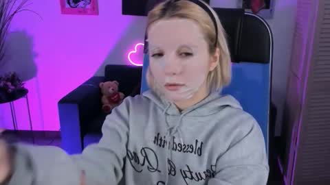 aurorawrenfield online show from January 16, 4:38 am