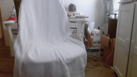 Snapshot of ausmopolitan chatting on December 3, 12:18 am ausmopolitan online show from December 3, 12:18 am