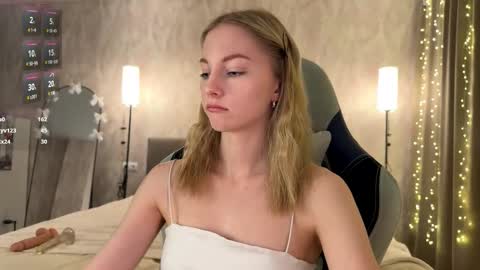 Snapshot of autumnroginson chatting on February 6, 11:57 am Annie online show from February 6, 11:57 am