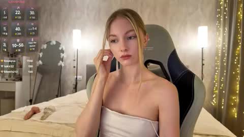 Snapshot of autumnroginson chatting on February 13, 1:18 pm Annie online show from February 13, 1:18 pm