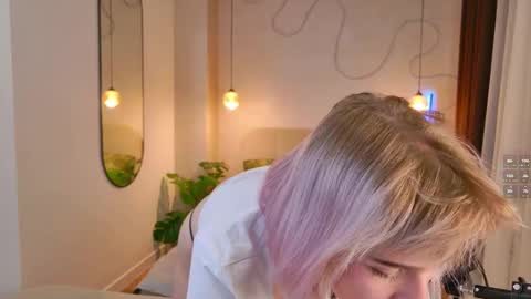 avabloom_ online show from November 12, 9:25 pm