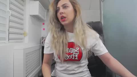 Snapshot of avablue_ chatting on January 19, 6:39 am online show from January 19, 6:39 am