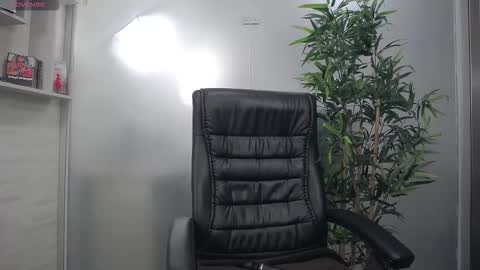 Snapshot of avablue_ chatting on February 7, 12:20 pm online show from February 7, 12:20 pm