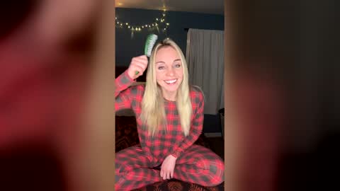 Snapshot of avarosefit chatting on January 7, 2:25 am Ava Rose online show from January 7, 2:25 am