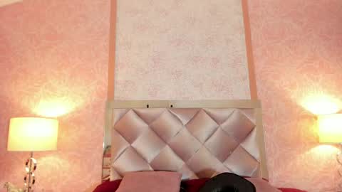 avawhiite online show from November 17, 7:30 pm