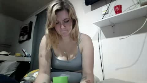 Snapshot of avery_doll21 chatting on June 18, 12:33 am Avery Doll online show from June 18, 12:33 am