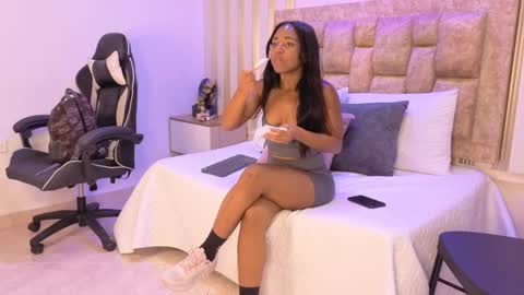 AVIS  online show from November 29, 8:23 pm