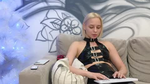 Snapshot of avr0ra chatting on December 26, 10:37 am Goddess Avrora online show from December 26, 10:37 am