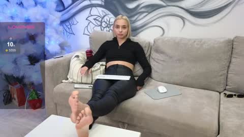 Snapshot of avr0ra chatting on December 27, 3:15 pm Goddess Avrora online show from December 27, 3:15 pm