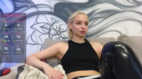 Snapshot of avr0ra chatting on January 16, 10:32 am Goddess Avrora online show from January 16, 10:32 am