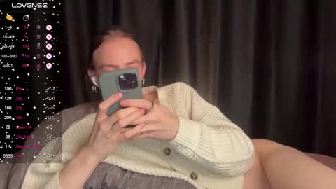 Snapshot of avril_pearly_ chatting on December 8, 7:54 pm avril_pearly_ online show from December 8, 7:54 pm