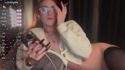 Snapshot of avril_pearly_ chatting on February 21, 12:49 am avril_pearly_ online show from February 21, 12:49 am