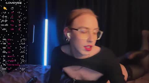 Snapshot of avril_pearly_ chatting on March 6, 8:27 pm avril_pearly_ online show from March 6, 8:27 pm