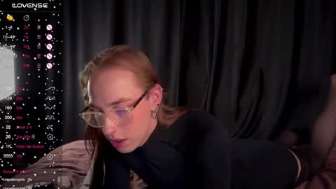 avril_pearly_ online show from October 26, 8:26 pm