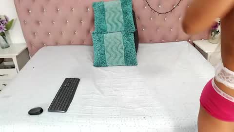 Snapshot of avrilbennettx chatting on April 21, 12:33 pm Avril... online show from April 21, 12:33 pm