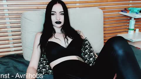 Snapshot of avrilhobs chatting on January 29, 8:18 am Avril online show from January 29, 8:18 am