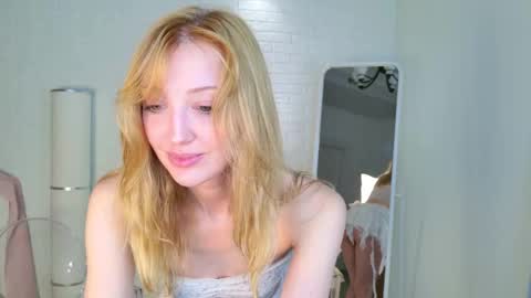 Snapshot of aweryuwu chatting on October 28, 6:50 am aweryuwu online show from October 28, 6:50 am