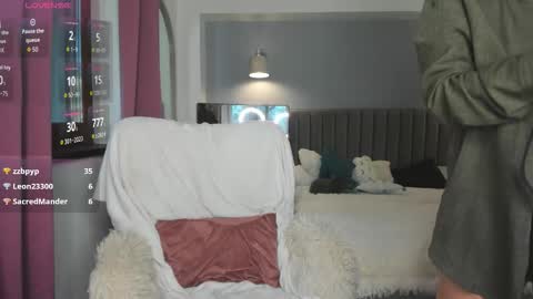 Jolie online show from October 3, 10:23 am