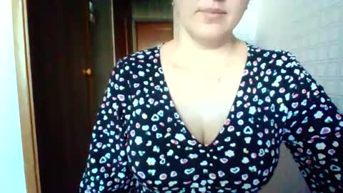 awesomeladyy online show from April 4, 7:39 am