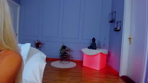 Ella online show from March 25, 5:24 am