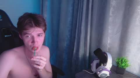 Snapshot of axel_0ne chatting on June 4, 8:59 pm axel_0ne online show from June 4, 8:59 pm