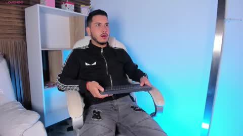 axel_grey_ online show from September 30, 12:32 pm