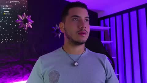 axel_grey_ online show from December 15, 12:09 pm