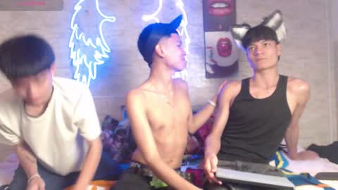 axel_milo_and_kairo online show from November 30, 4:05 am