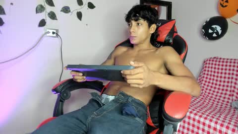 axel_rosse2 online show from October 31, 10:33 pm